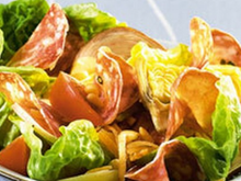 Salade caesar revisitée au saucisson sec et andouille