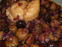 Chapon en 3 cuissons : en ragoût à la gelée de groseille, sauté aux figues et au miel et au four aux marrons et aux airelles