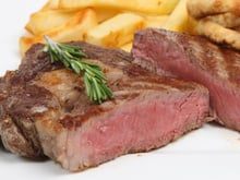 Côte de bœuf grillée à l'échalote et sarments de vignes