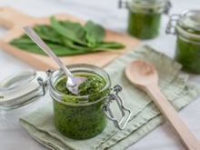 Oubliez le basilic, misez sur cette recette de pesto d’hiver à base d'épinards !