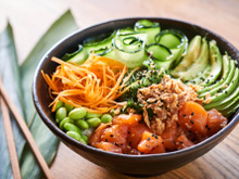 Le poke bowl est-il vraiment un plat sain et équilibré ? Cette diététicienne répond