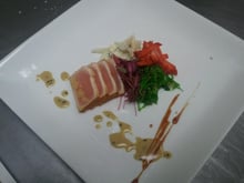 Tataki de thon, fraises et salade de fenouil