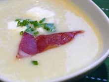 Crème d'asperges aux lanières de jambon cru et aux herbes fraîches