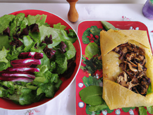 Feuilleté de picodon chaud et sa salade à l'huile de noix