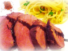Magret de canard au miel bruni, spaghettis aux herbes et échalotes confites