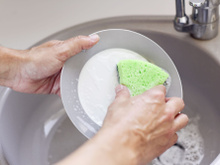 5 astuces pour réduire la corvée de vaisselle et économiser l’eau