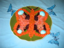 Carottes, betteraves rouges, petits pois et saumon fumé en forme de papillon