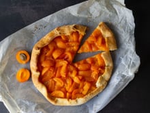 Tarte aux abricots : comment éviter que le jus des fruits ne détrempe la pâte ?