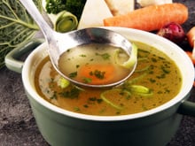 "C’est facile et ce n’est pas cher" : voici la recette de bouillon de légumes de Philippe Etchebest, parfaite pour l’automne !