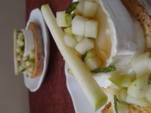 Toast de chèvre chaud au miel et tartare de pomme granny menthe