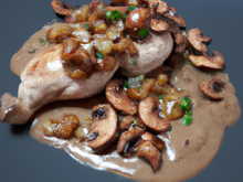 Chapon aux cèpes, noix et noisettes