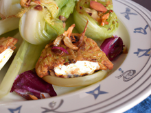 Camembert frit, effeuillée d'endives aux pommes et noix