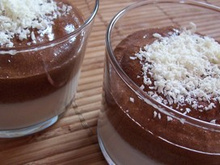 Verrines de panna cotta au sirop d'érable, mousse au chocolat et râpé de chocolat blanc