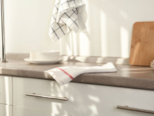 Torchons : 4 gestes incontournables pour éviter qu’ils se transforment en nids à bactéries, selon une experte