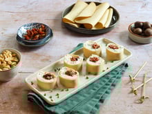 Roulés apéro aux tranches végé pois chiches, fromage frais et tomates séchées