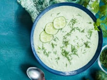 Pas besoin d'allumer les plaques : cette soupe au concombre 100 % sans cuisson est idéale quand il fait très chaud