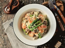 “Tout en fraîcheur” : Cyril Lignac partage une recette originale de risotto asperges vertes, saumon et orange