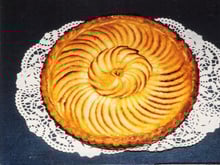 Tarte aux pommes enrichie de crème ou de compote