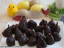 Mini-figues sèches farcies aux noix et enrobées de chocolat