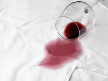 Je l’ai testé personnellement et ça fonctionne  ! Pourquoi faut-il mettre du vin blanc sur une tache de vin rouge pour l’enlever ?