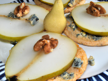 Poires-Roquefort sur sablés aux noix