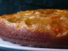Gâteau renversé et mouillé aux abricots