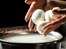Ne jetez pas l’eau de la mozzarella, c’est un trésor ! Nos astuces pour la réutiliser en cuisine