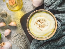 Comment réaliser le “Toum”, cet aïoli libanais, parfait pour accompagner les viandes grillées ou les crudités ?