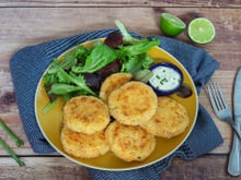 Galettes ou croquettes saumon et pommes de terre, sauce crème, citron et ciboulette