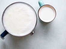 Pourquoi il y a-t-il une peau sur mon lait chaud, comment l'éviter et que faire avec ?