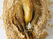 Pintade fermière d'auvergne rôtie en croûte de sel et thym