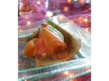 Saumon fumé en crêpe de sarrasin piment doux/vodka et sa chantilly citronnée à l'aneth