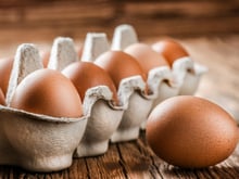 Vous pouvez mettre vos œufs au frigo, mais surtout pas dans la porte !