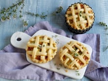 Tartelettes salées en croisillons à la ricotta, oignons, mortadelle et asperges vertes
