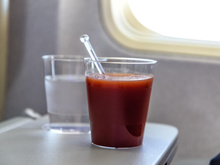 Pourquoi le jus de tomate est-il si populaire dans les avions ? Découvrez la raison surprenante