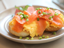 Œufs brouillés à la truite fumée sur muffins anglais