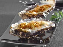 Huitres à la crème d'asperge et safran, gratinées au roquefort