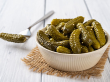 Manger des cornichons au début d’un repas peut avoir de vrais effets bénéfiques pour la santé, voici pourquoi