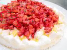 Pavlova fraises et coulis aux fruits de la passion