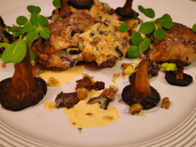 Chapon au boudin, morilles et crémant.