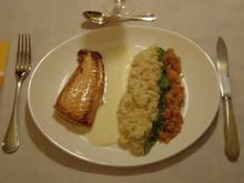 Dos de saumon à l'unilatérale, risotto fondant, julienne de poireaux et concassée de tomates provençales