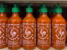 Cette sauce piquante dont tout le monde raffole pourrait être victime d’une nouvelle pénurie