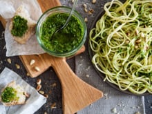 Cette recette de sauce au basilic plus légère que le pesto est parfaite pour l’été !