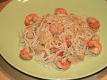 Crevettes aux ananas sur nid de nouille de riz entouré de feuille d'algues (Nori)