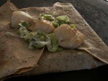 Galette de blé noir à la fondue de poireaux et aux noix de St Jacques, crème à la ciboulette