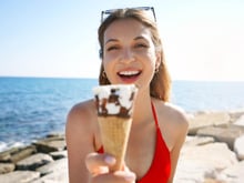 Envie d’apporter des glaces en pique-nique ? Voici l’astuce pour les transporter facilement et les conserver sans qu’elles ne fondent !