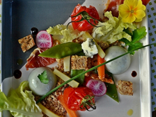 Roquefort Papillon en panna cotta et crumble, salade mi-cuite mi-crue, noix et jambon sec