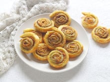 Escargots feuilletés au pesto et jambon fumé