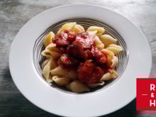 Pâtes aux saucisses fumés et sa sauce tomates pimentée