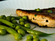 Bar juste grillé et déclinaison de pois